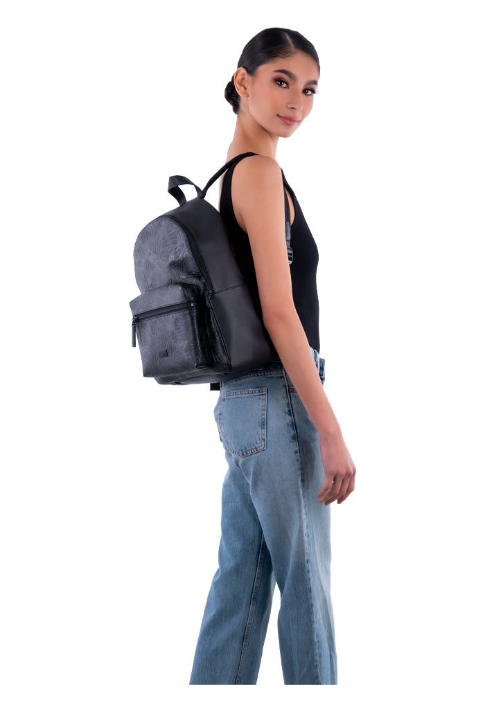 Backpack Nuuk Herraje Negro Grabado Mariposa Negro