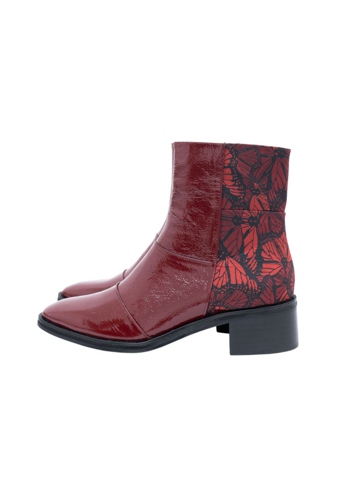 BOTÍN BEEL PIEL CHAROL MARIPOSA VITRAL ROJO