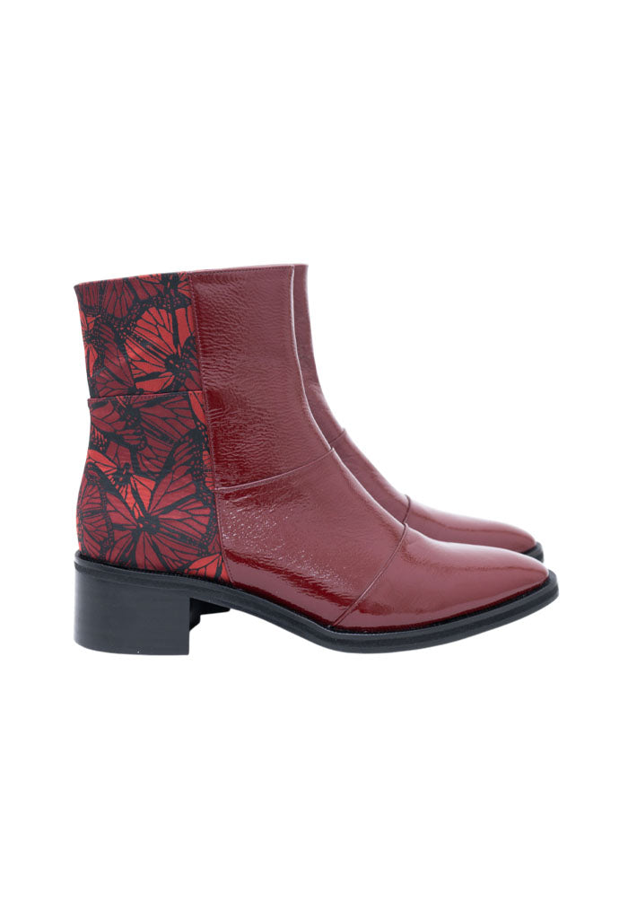 BOTÍN BEEL PIEL CHAROL MARIPOSA VITRAL ROJO