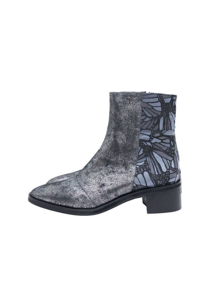 BOTÍN BEEL PIEL METÁL BRILLANTE MARIPOSA VITRAL GRIS