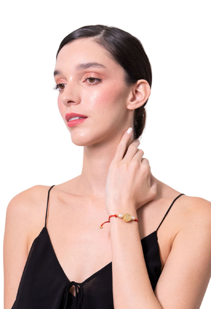 Pulsera Cuero Rojo 2 Perlas Virgen Baño Oro