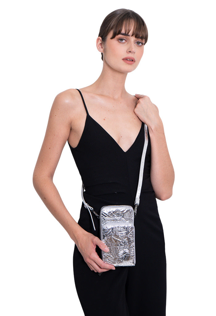 Porta Celular Naab de Piel Grabado Mariposa