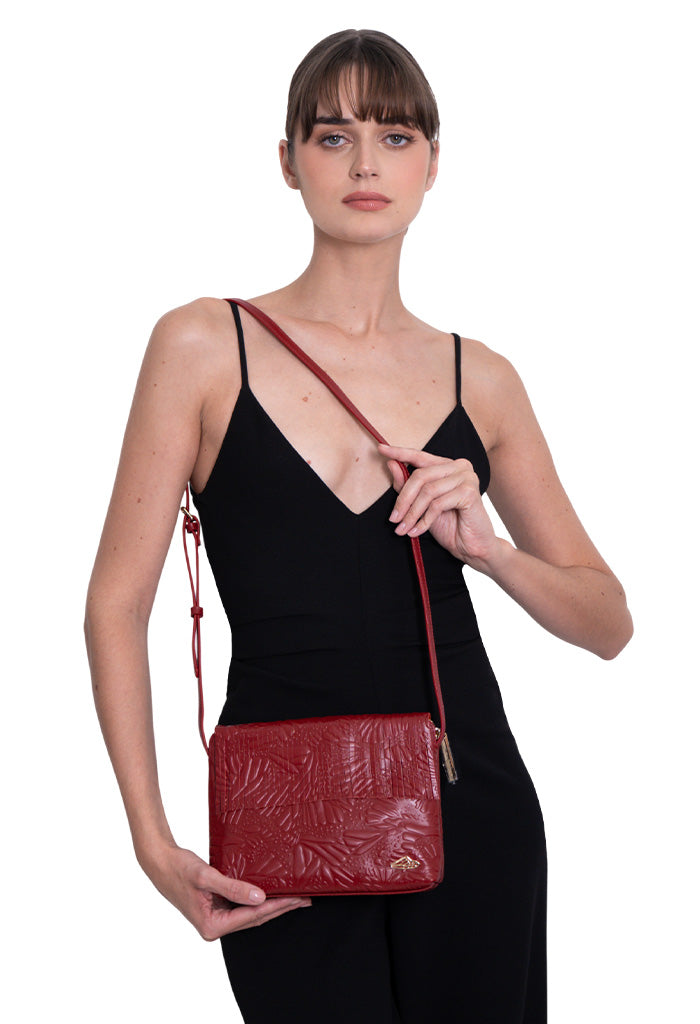 Crossbody Paach de Piel Grabado Mariposa