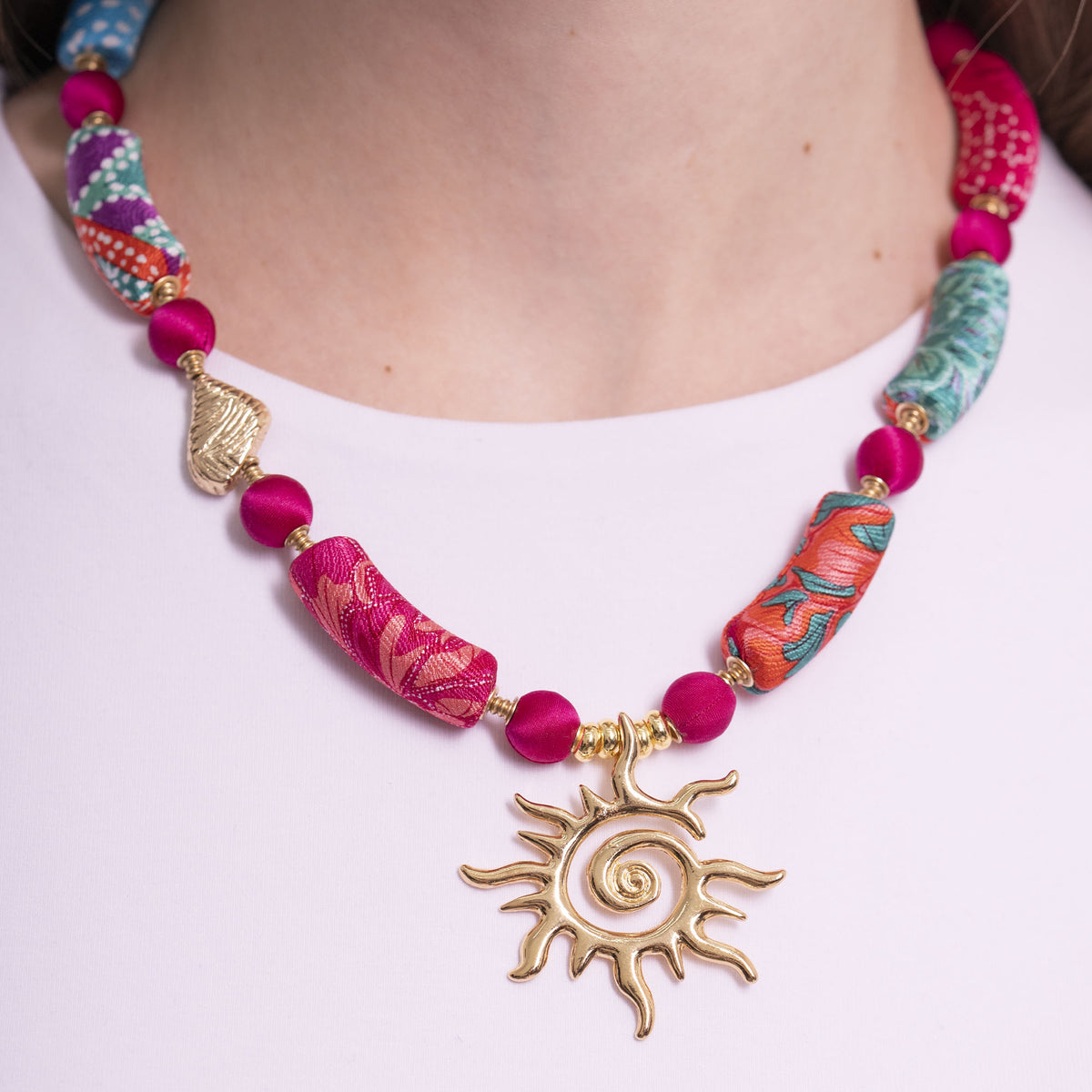 Collar Tubos Cilindro Seda con Elemento Sol