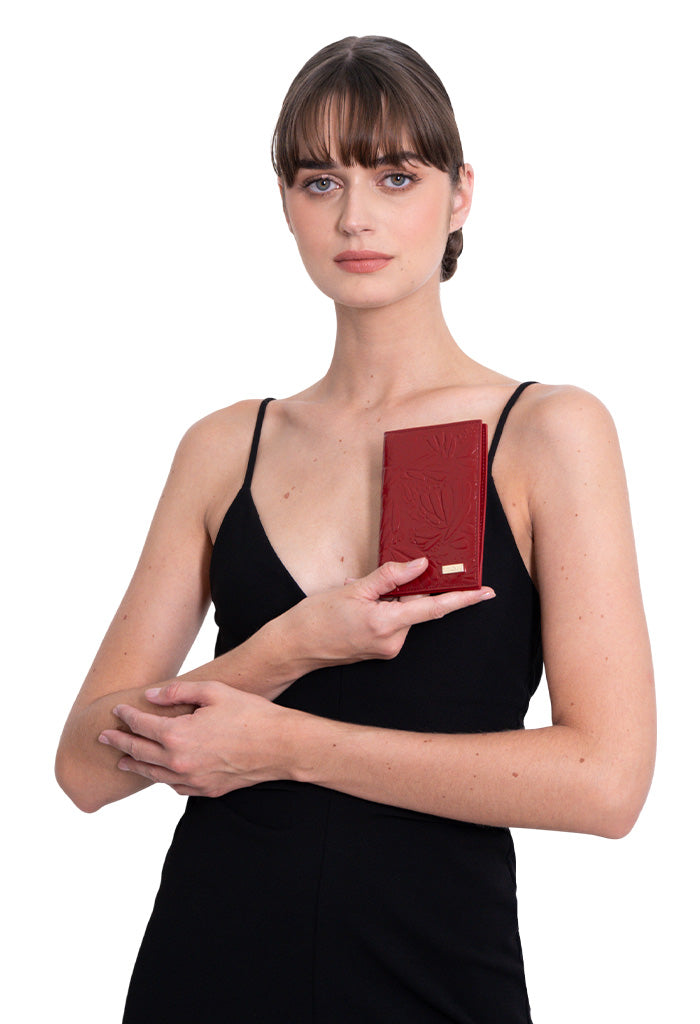 Porta Pasaporte Xuul de Piel Grabado Mariposa