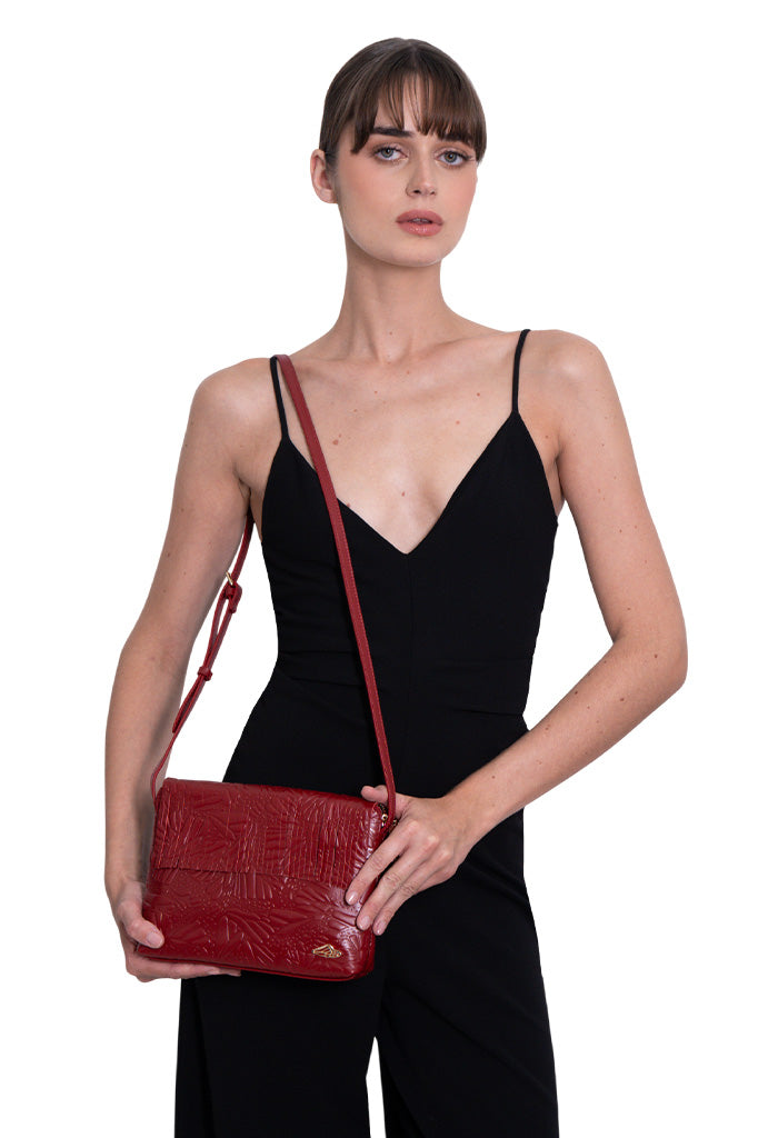 Crossbody Paach de Piel Grabado Mariposa